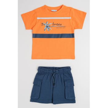 Set de tricou cu decolteu la baza gatului si pantaloni scurti