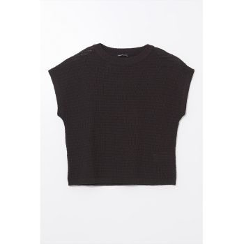 Tricou cu decolteu la baza gatului si maneci scurte