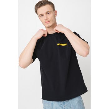 Tricou cu imprimeu text si decolteu la baza gatului