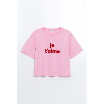 Tricou cu imprimeu text si decolteu la baza gatului