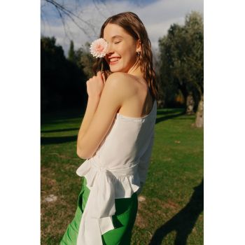 Bluza cu decolteu pe un umar si volan peplum