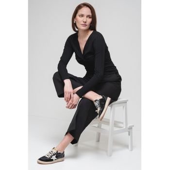 Bluza cu detaliu rasucit
