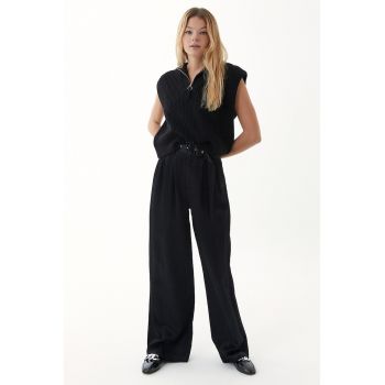 Pantaloni cu croiala ampla si curea