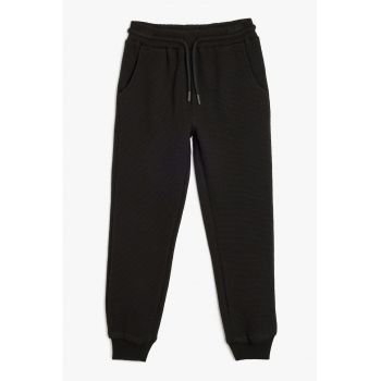 Pantaloni de trening cu model texturat si snur
