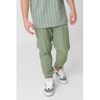 Pantaloni de trening relaxed fit Sport Patch Essential