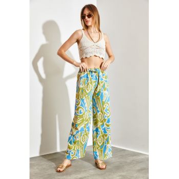 Pantaloni lungi cu croiala relaxed-fit si design tropical
