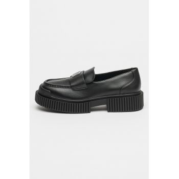 Pantofi loafer cu platforma si logo metalic