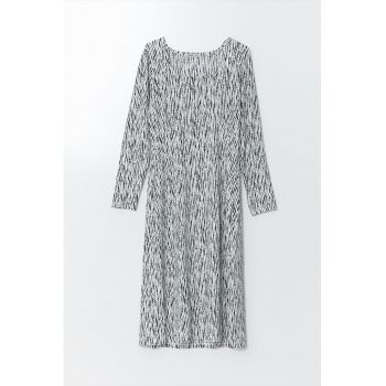 Rochie evazata cu model