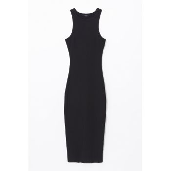 Rochie midi cambrata cu slit pe partea din spate