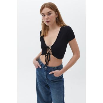 Top crop cambrat cu prinderi frontale