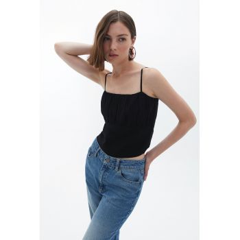 Top crop cu decolteu drept