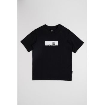 Tricou cu decolteu la baza gatului si imprimeu