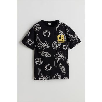 Tricou cu decolteu la baza gatului si model