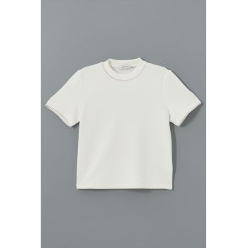 Tricou cu decolteu la baza gatului