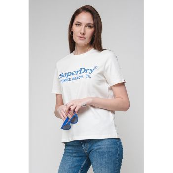 Tricou cu logo din strasuri si decolteu la baza gatului
