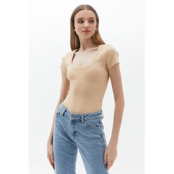 Tricou slim-fit cu decolteu amplu