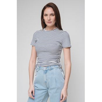 Tricou slim fit cu decolteu la baza gatului si model in dungi