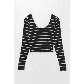 Bluza crop cu decolteu adanc