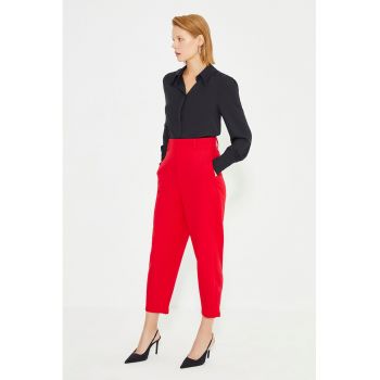 Pantaloni crop cu croiala conica si buzunare laterale