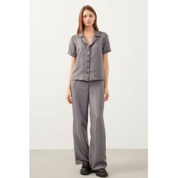 Pantaloni cu croiala ampla si model in dungi