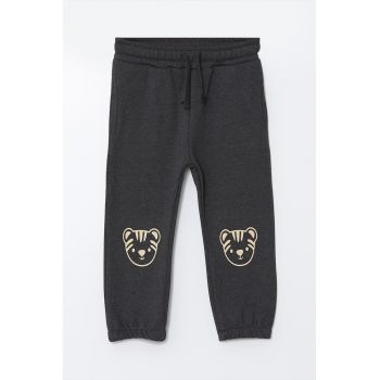 Pantaloni de trening cu design grafic