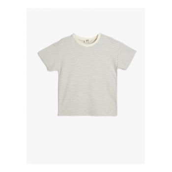 Tricou cu decolteu la baza gatului si model in dungi