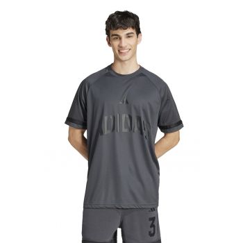 Tricou cu logo si decolteu la baza gatului