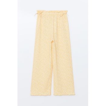 Pantaloni cu croiala ampla si model floral