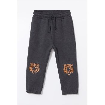 Pantaloni de trening cu detalii grafice
