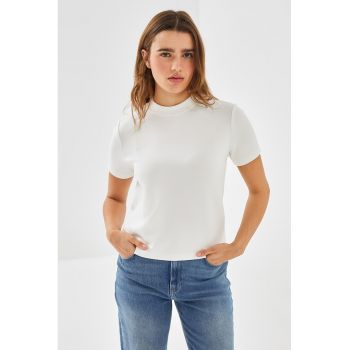 Tricou cu decolteu la baza gatului