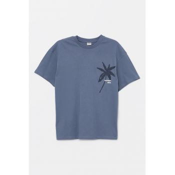 Tricou cu decolteu la baza gatului si imprimeu grafic