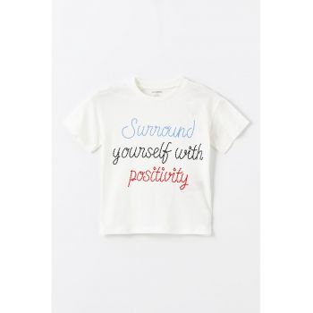 Tricou cu decolteu la baza gatului si imprimeu text
