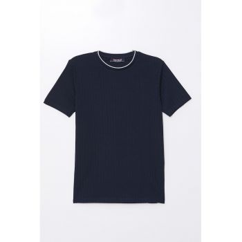 Tricou cu decolteu la baza gatului