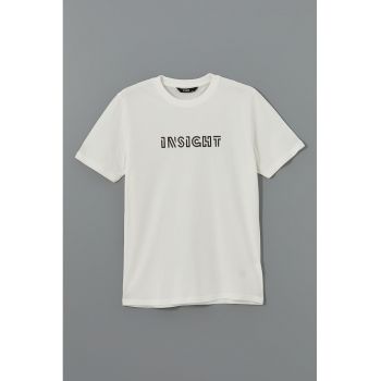 Tricou cu imprimeu text si decolteu la baza gatului