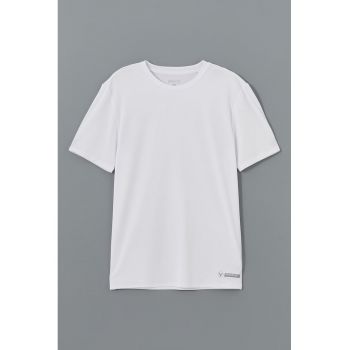 Tricou lejer cu decolteu la baza gatului