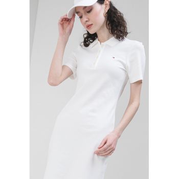 Rochie polo cambrata cu logo discret