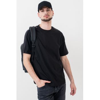 Tricou cu decolteu la baza gatului si banda logo pe maneca