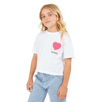Tricou cu decolteu la baza gatului si logo pe piept