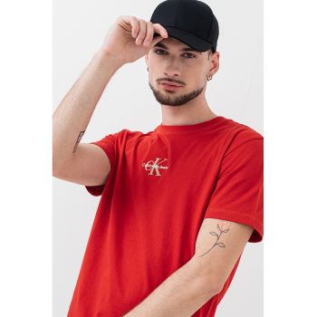 Tricou de bumbac cu decolteu la baza gatului si logo pe piept