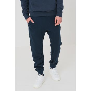 Pantaloni de trening cu croiala conica si snur