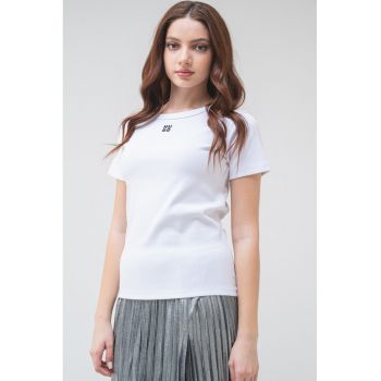 Tricou cu decolteu la baza gatului si logo brodat Deloris