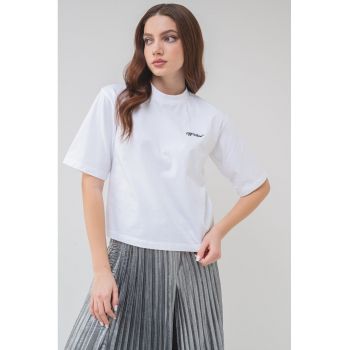 Tricou cu text brodat si decolteu la baza gatului