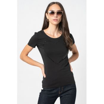 Tricou cu decolteu la baza gatului si aplicatie cu strasuri