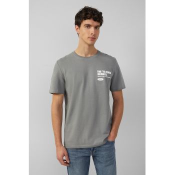 Tricou cu decolteu la baza gatului si imprimeu pe piept