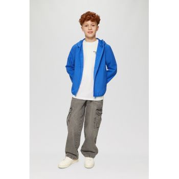 Tricou cu decolteu la baza gatului si imprimeu pe piept