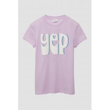 Tricou cu decolteu la baza gatului si imprimeu text