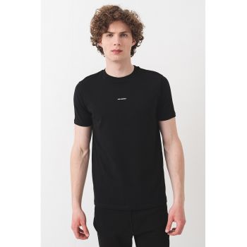 Tricou cu decolteu la baza gatului si logo discret