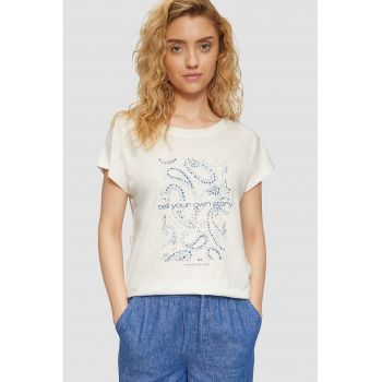 Tricou cu decolteu la baza gatului si model grafic
