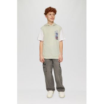Tricou cu gluga cu maneci contrastante