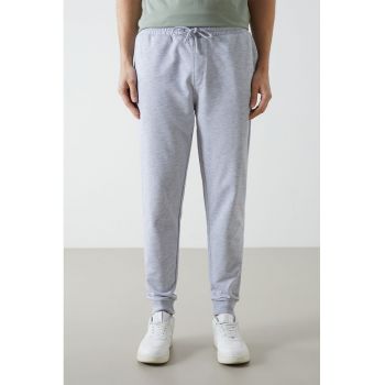 Pantaloni de trening cu croiala conica si snur de ajustare